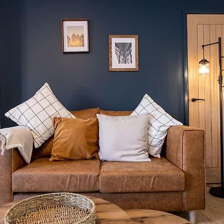 Railway House - Central Warrington - Sleeps 6 エクステリア 写真