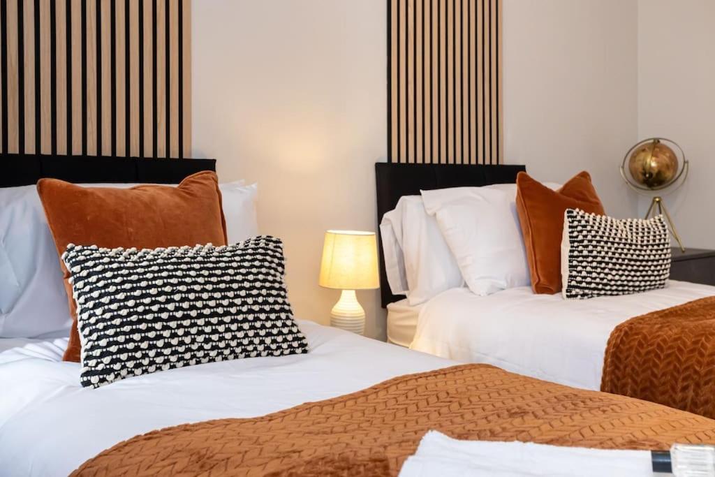 Railway House - Central Warrington - Sleeps 6 エクステリア 写真