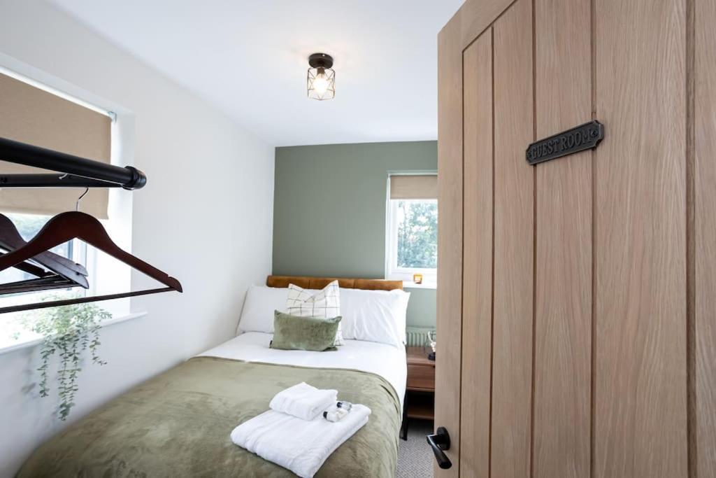 Railway House - Central Warrington - Sleeps 6 エクステリア 写真