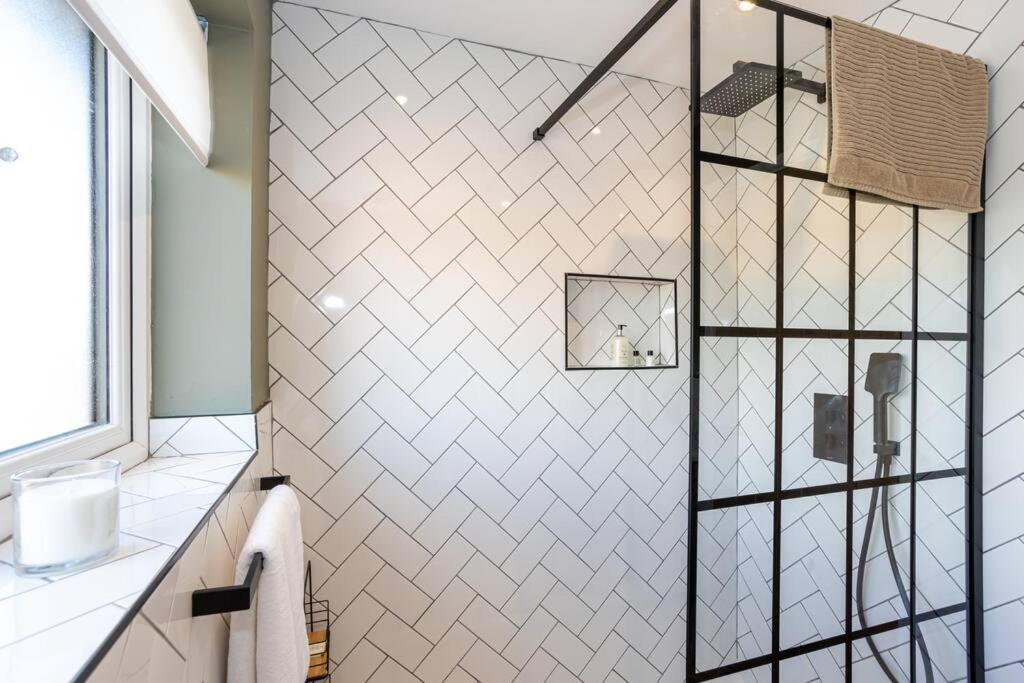 Railway House - Central Warrington - Sleeps 6 エクステリア 写真