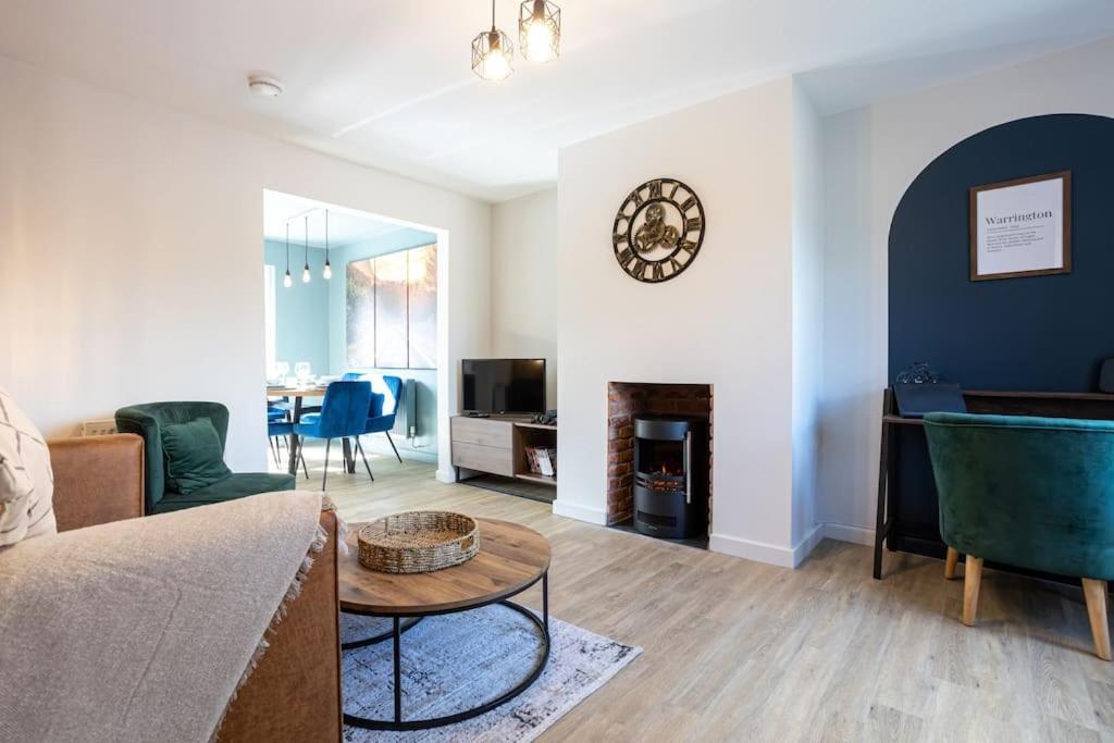 Railway House - Central Warrington - Sleeps 6 エクステリア 写真