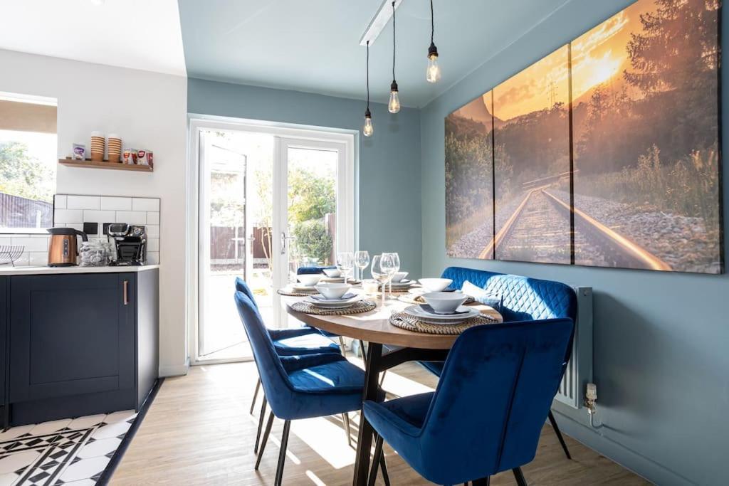 Railway House - Central Warrington - Sleeps 6 エクステリア 写真