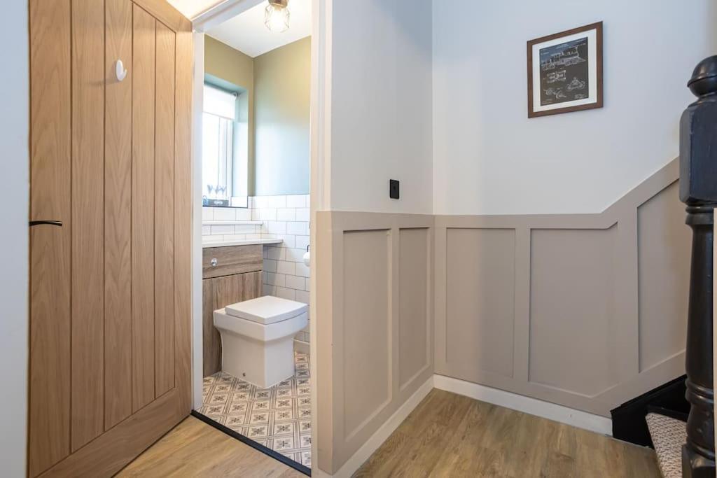 Railway House - Central Warrington - Sleeps 6 エクステリア 写真