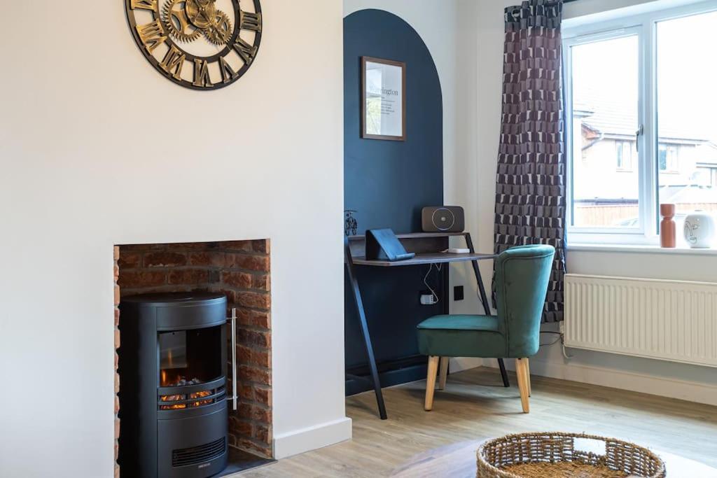 Railway House - Central Warrington - Sleeps 6 エクステリア 写真