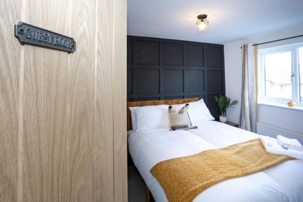 Railway House - Central Warrington - Sleeps 6 エクステリア 写真