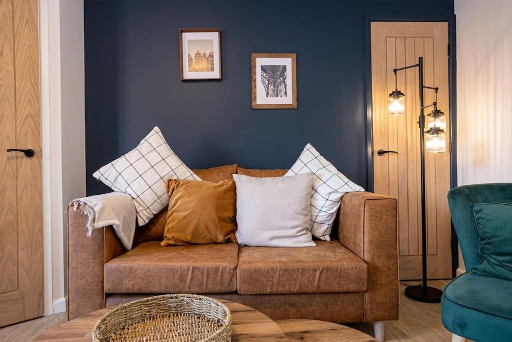 Railway House - Central Warrington - Sleeps 6 エクステリア 写真