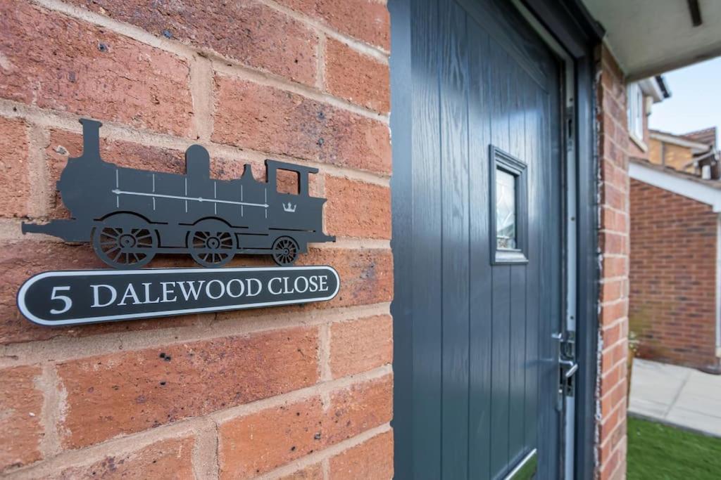 Railway House - Central Warrington - Sleeps 6 エクステリア 写真