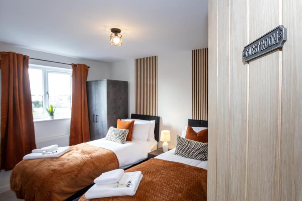 Railway House - Central Warrington - Sleeps 6 エクステリア 写真