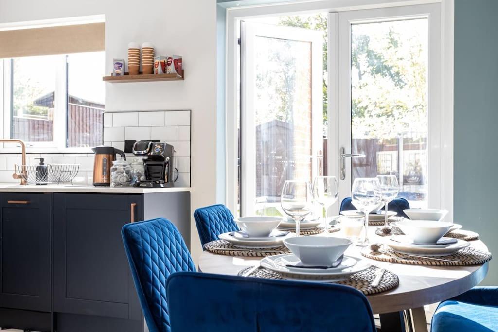 Railway House - Central Warrington - Sleeps 6 エクステリア 写真