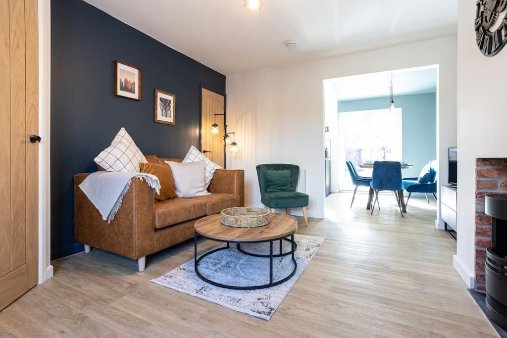 Railway House - Central Warrington - Sleeps 6 エクステリア 写真