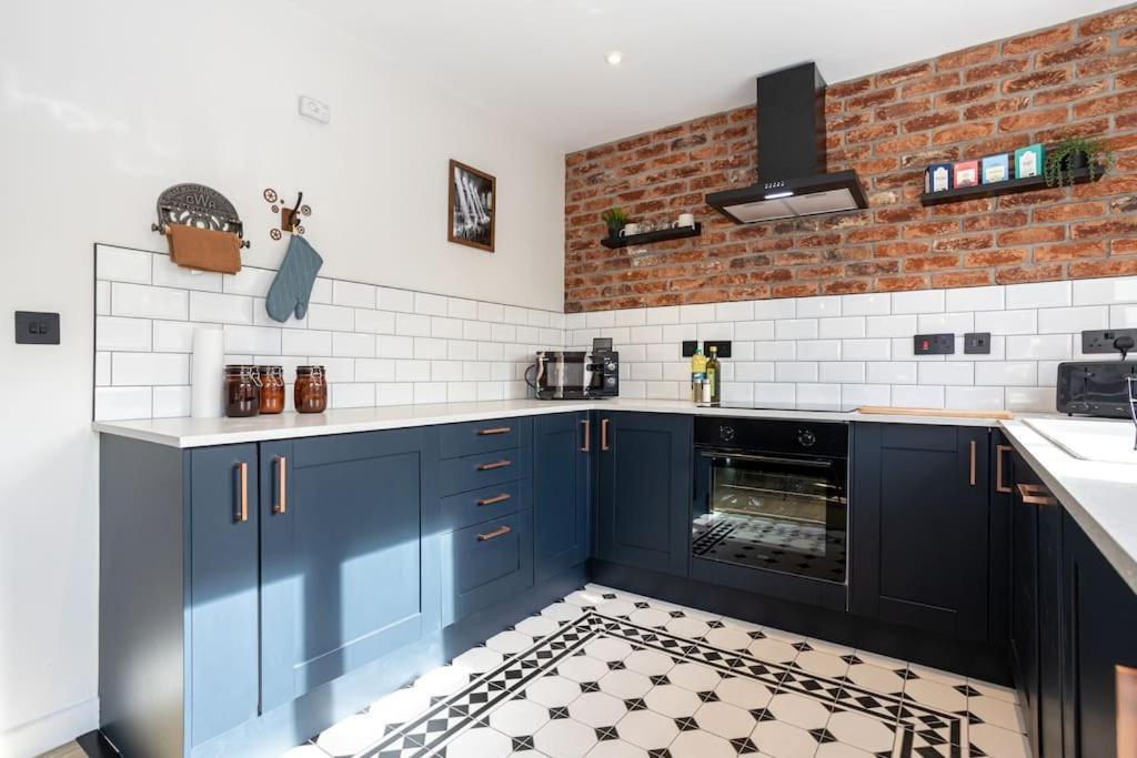Railway House - Central Warrington - Sleeps 6 エクステリア 写真