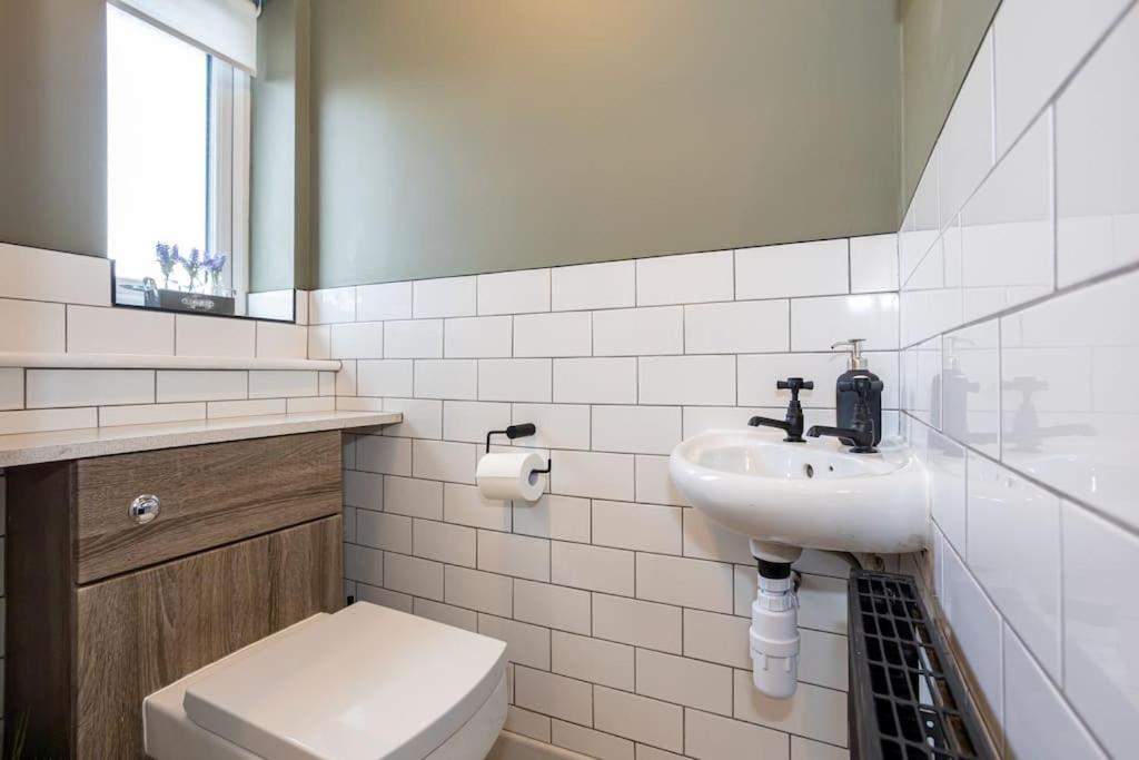 Railway House - Central Warrington - Sleeps 6 エクステリア 写真